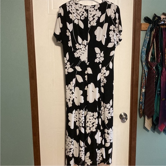 Perceptions MIDI Dress - Picture 4 of 4